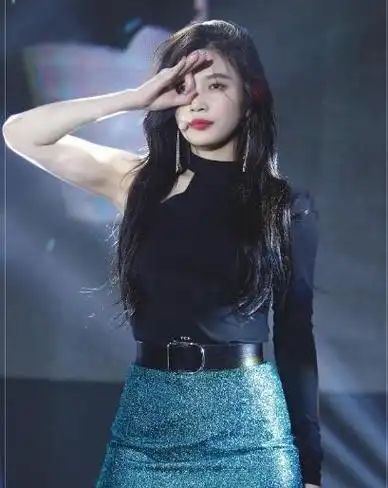 舞台上的朴秀荣造型也是非常出色的,黑色单肩上衣搭配蓝色包臀裙,好