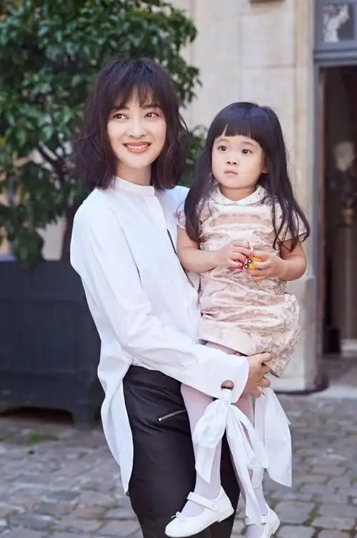 43岁梅婷一家四口走机场素颜穿蓝裙气质佳老公穿t恤帅如男神