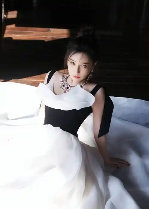 阚清子黑白礼服