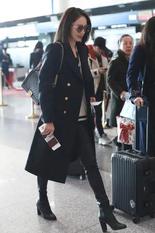 董璇戴墨镜穿黑色长款大衣现身机场,皮肤白皙笑容灿烂