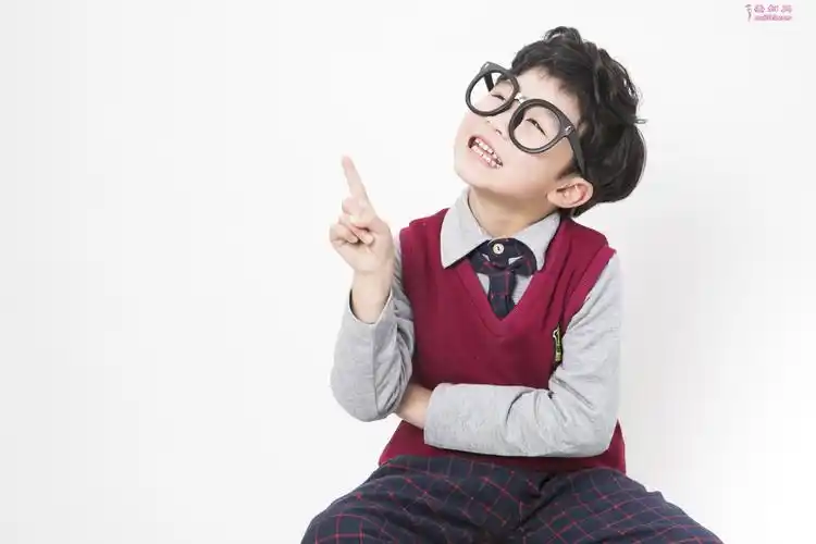 小孩子戴眼镜为什么要遮住一只眼