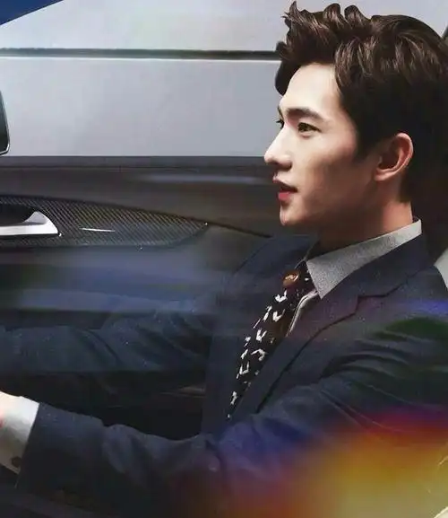 杨洋10张绝版侧颜照片,这才是娱乐圈男明星的颜值天花板吧