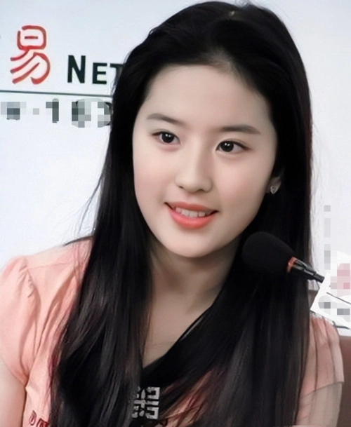 刘亦菲18岁旧照曝光,满脸稚嫩灵气逼人,那一抹惊讶的笑容:太惊艳_照片