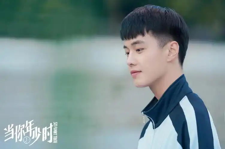 青春赋予少年人澎湃的勇气,赋予少年人燃烧的激情,陪少年一起在青春的