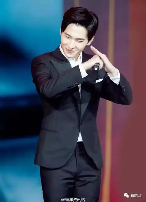 杨洋的坐姿,腰背都很直,显得精气神十足.