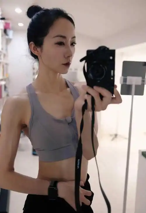 被网友评论扎心 破防下场回怼|美颜|娱乐圈|马甲线|独特魅力_网易订阅