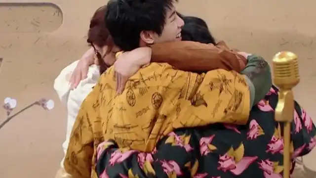 王牌对王牌华晨宇抱关晓彤犹豫不决后来抱住又为何原因