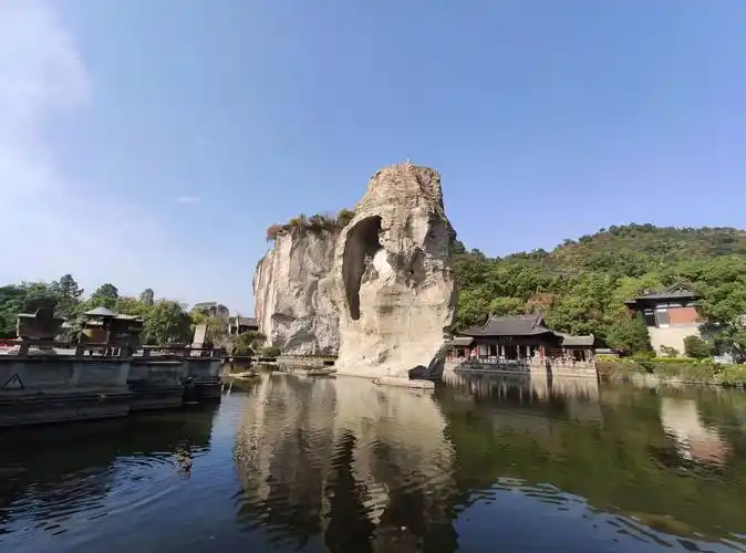 绍兴本地人去柯岩风景区要门票景区门票是每人100元,可游览柯岩鉴湖