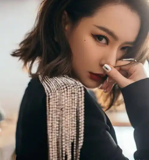 原创戚薇的暗黑浓妆太惊艳穿黑色紧身裙妩媚撩人气场两米八