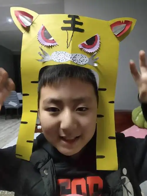 焦东路小学二年级美术——虎虎生威的虎头饰作业展