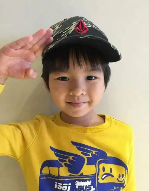 张庭晒儿子从小到大萌照,安东尼长得好俊俏!