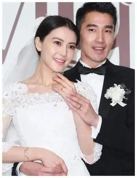 赵又廷高圆圆一家三口公园游玩引网友热议.