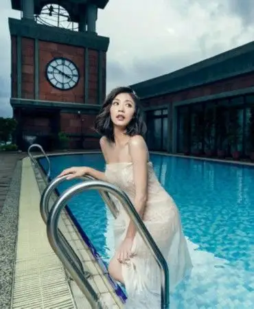 贾静雯穿抹胸拍写真 出水芙蓉美哭了