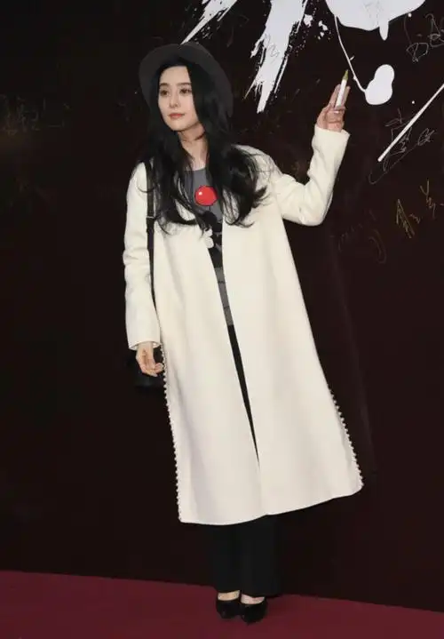 红毯女神范冰冰竟然穿它出席活动,一改她往日造型不惊人死不休的风格.