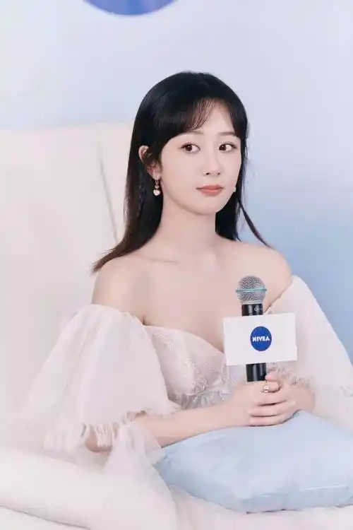 原创杨紫彻底放开大秀女人味穿低领一字肩裙事业线抢眼瘦身好成功