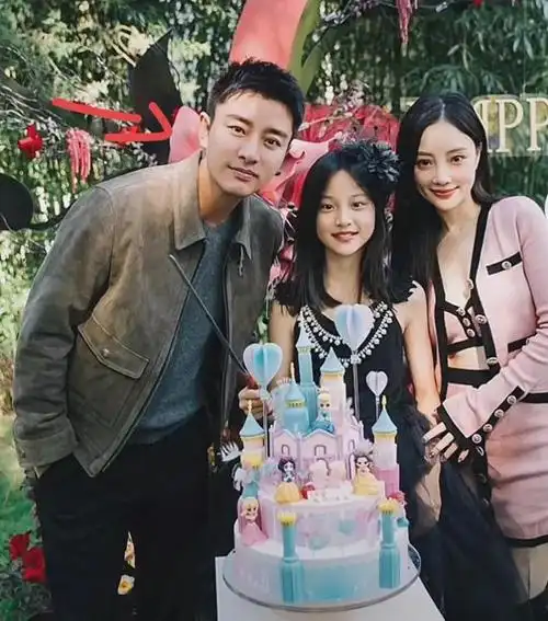 贾乃亮李小璐同框!表情过于严肃引热议,网友质疑两人感情状况