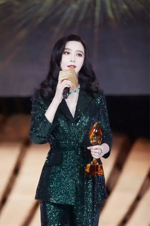 范冰冰为复出也是拼了登杂志演绎三代同堂气场简直无敌