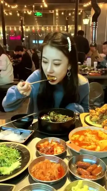 二姨给我介绍的女友,请你吃火锅真来错地方了,吃饭太慢了!