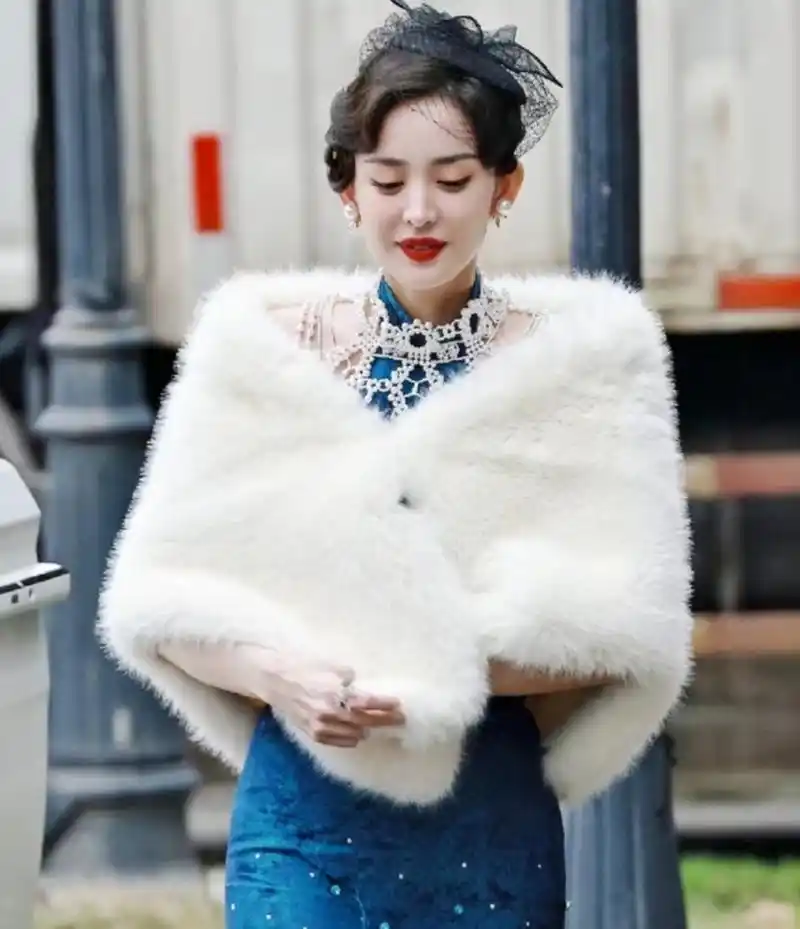 古力娜扎穿蓝色孔雀旗袍摇曳生姿,民国千金风狠狠拿捏!