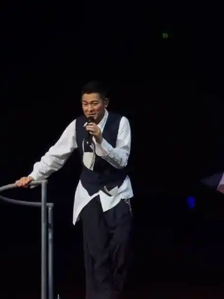 刘德华《天意》上海演唱会现场,就这样静静唱就很好,全场大合唱氛围太