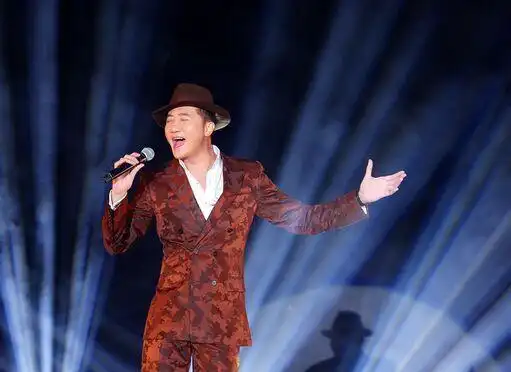 关喆献歌澳门国际电影节 遇"相似"兄弟引热议