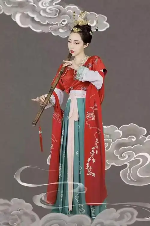 其实,在古代款式的基础上,现在的汉服是经过加入现代人的想象并取其