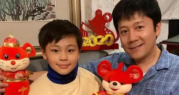 蔡国庆:两次情断异国恋后,娶亿万富婆为妻,儿子如今是他的骄傲