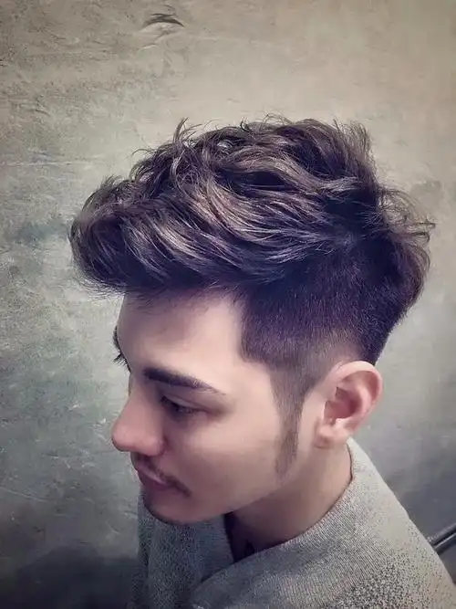 时尚好整理纹理烫发捯饬一下帅气出门