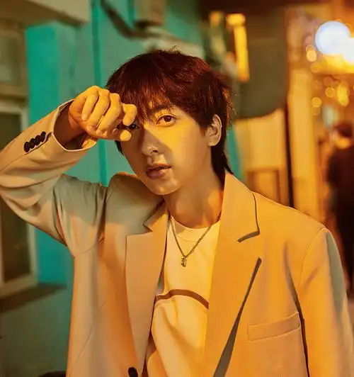 七叔是一名网络歌手,这是他的艺名,真名叫作叶泽浩.