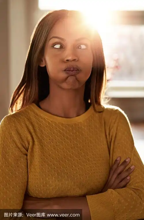 年轻女子做鬼脸