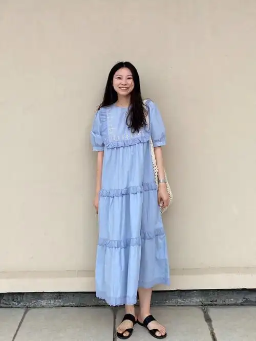 夏天的浅蓝色连衣裙