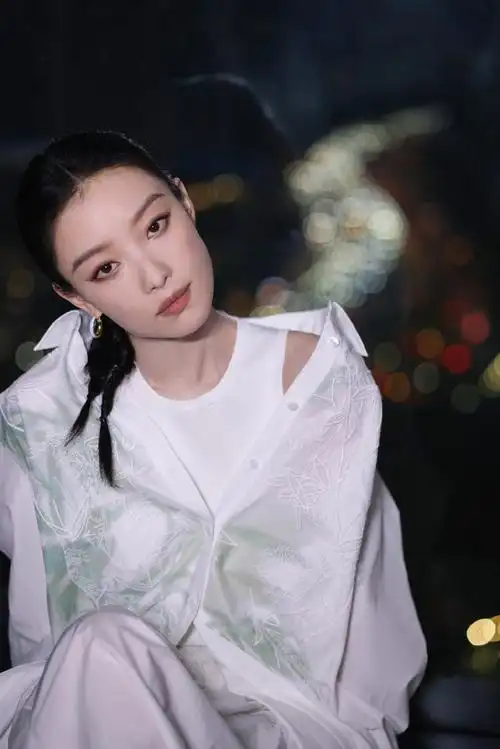 倪妮新中式造型优雅别致 气质清冷迷人__财经头条