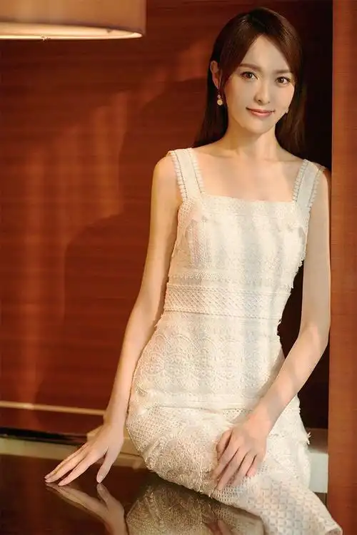 2022秋迪丽热巴唐嫣明星同款白色吊带收腰蕾丝连衣裙度假裙晚礼服