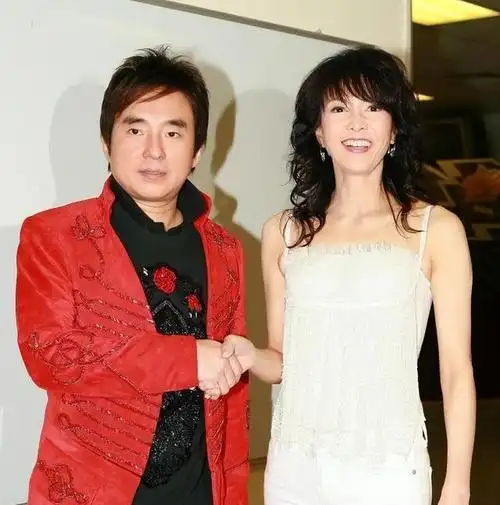 然而,这一切郑裕玲都能理解并接受,她甚至还主动帮助男友偿还了部分