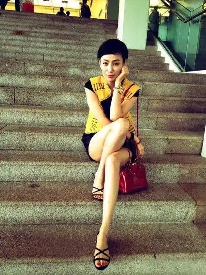 石洋子石洋子身高1.68米,天生丽质.