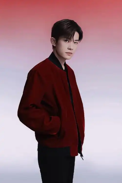 易烊千玺新年红夹克##易烊千玺电影奇迹