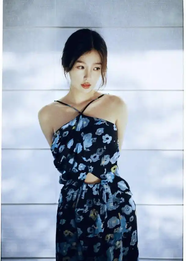 虞书欣分享夏季写真 笑容端庄优雅清冷感十足-歌曲推广|音乐推广|音乐