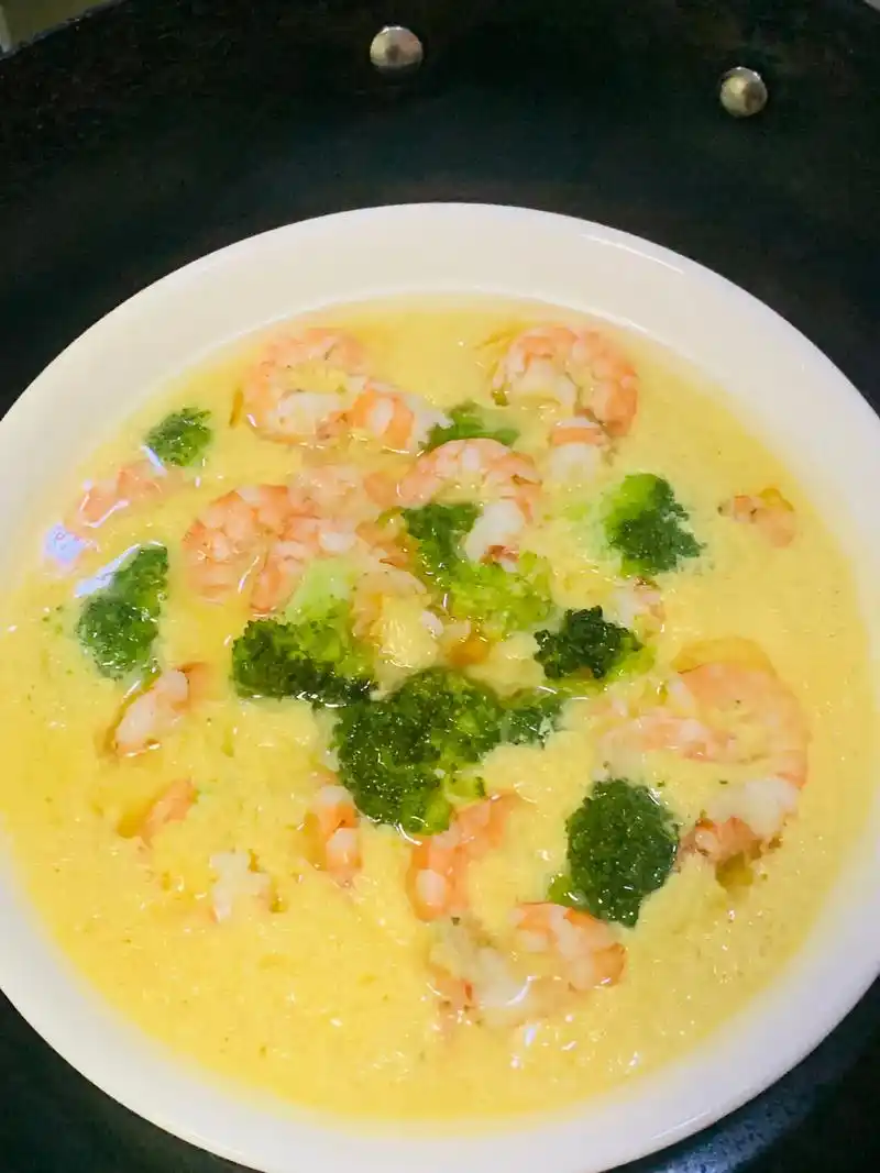 今天学了一只菜～西兰花虾仁炖蛋～下班回来就做了～先生说我是新 -