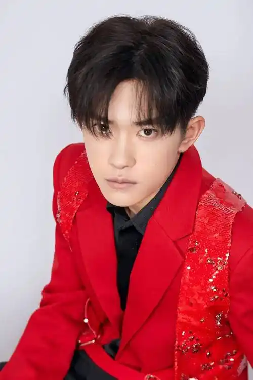 身穿红色的易烊千玺,活力满满!_高冷_低调_后便