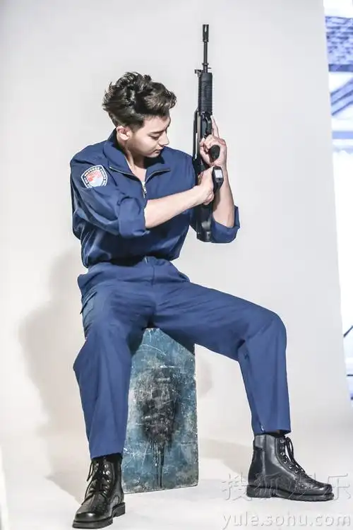 制服诱惑耍枪play