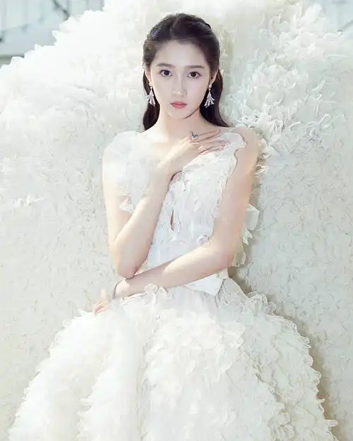 关晓彤白礼服,好仙哦!