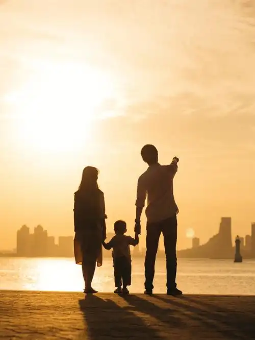 浩浩两岁的时候,我们带着他去公园拍了一组暖暖的纪念照,与其说是写真