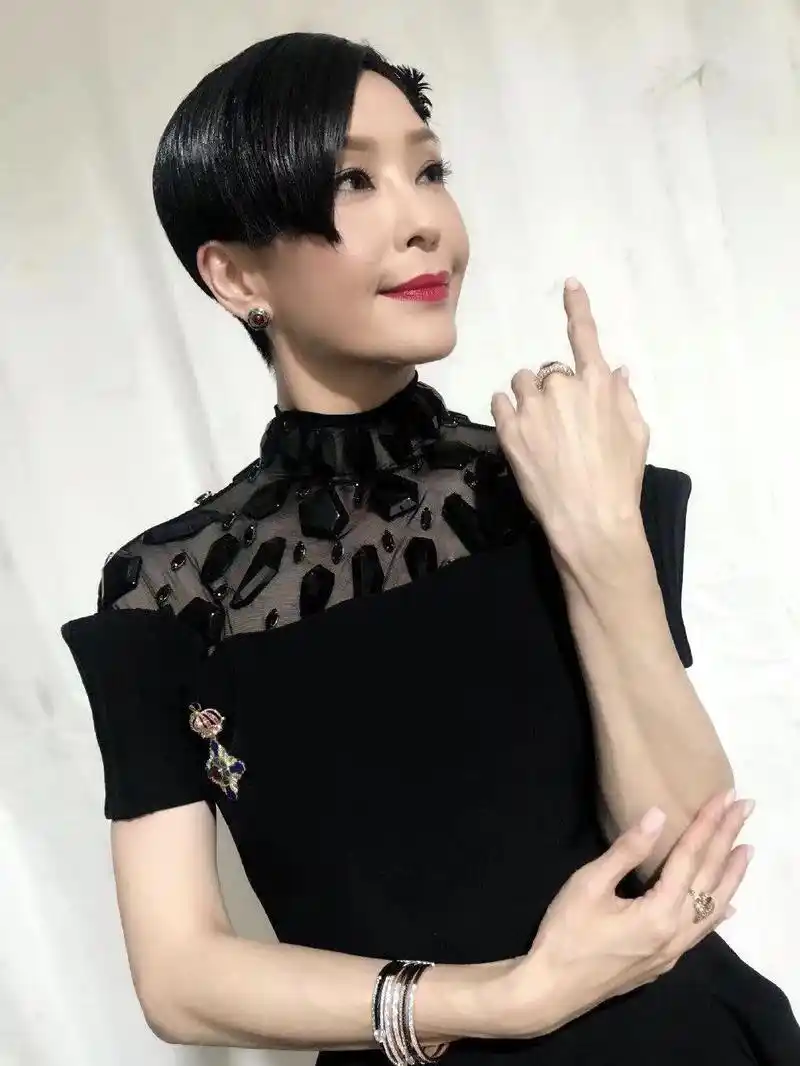 原创伍咏薇魅力不减当年!三七分短发配黑色连衣裙端庄大气,性感优雅