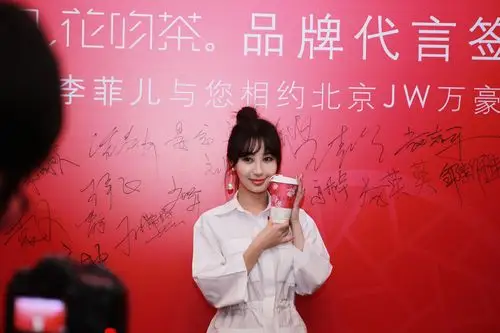 别人家爱豆还在"口头"宠粉 李菲儿已经贴心到"喂"男粉丝喝茶