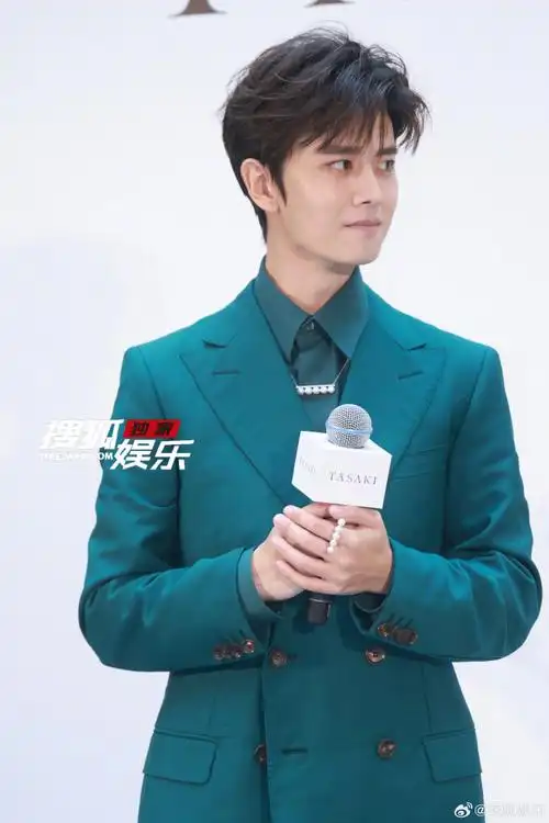 任嘉伦墨绿西服套装