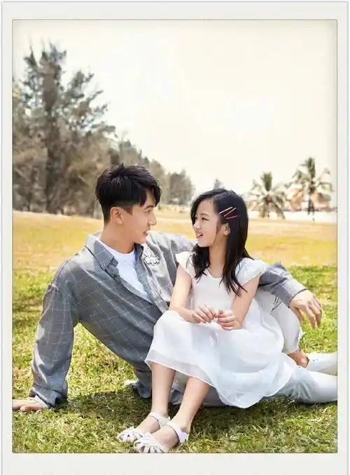 吴尊与neinei甜蜜登封面,父女二人撩动娱乐圈青春密码_女儿_家庭_容颜