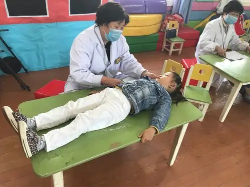 最后听听小心脏,摸摸我们的小肚子,体检结束啦