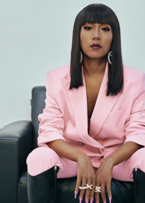 肤色黑那就不适合穿粉色系颜色的单品,不过最近吉克隽逸可就完美打脸