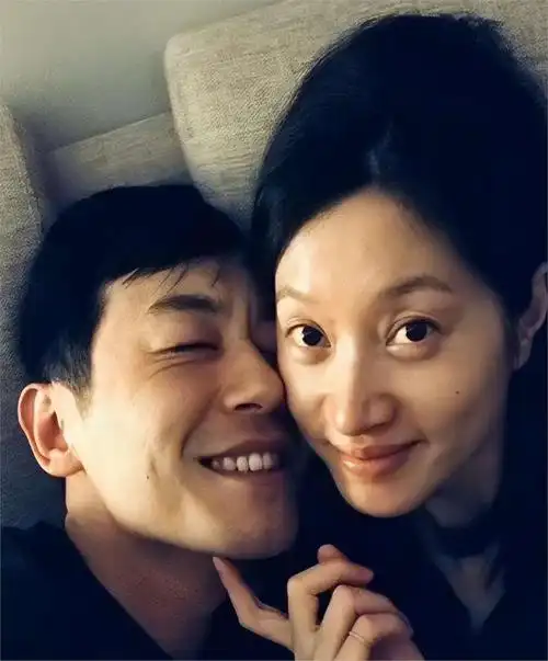 更加动人的场景是,朱亚文在电梯里搂着妻子的照片.