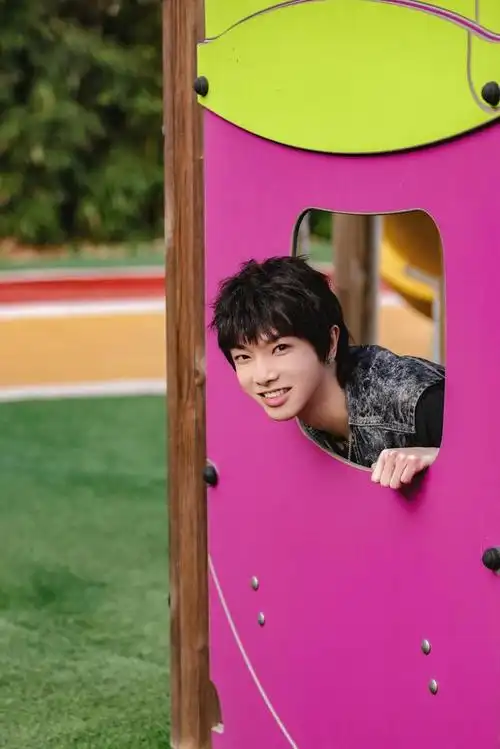 华晨宇和平精英四排赛上透出12月份发专辑,笑容明媚生动